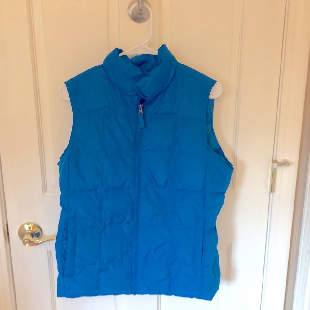 Lands End teal blue puffer vest, medium petite, zip up and snap button pockets.